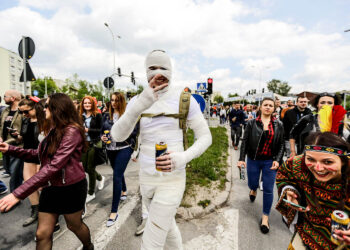 19.5.2016 Kielce. Juwenalia w pełni, studenci przeszli w barwnym korowodzie ulicami Kielc. / Wojciech Habdas / Radio Kielce