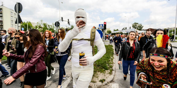 19.5.2016 Kielce. Juwenalia w pełni, studenci przeszli w barwnym korowodzie ulicami Kielc. / Wojciech Habdas / Radio Kielce