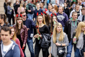 19.5.2016 Kielce. Juwenalia w pełni, studenci przeszli w barwnym korowodzie ulicami Kielc. / Wojciech Habdas / Radio Kielce