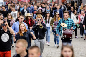 19.5.2016 Kielce. Juwenalia w pełni, studenci przeszli w barwnym korowodzie ulicami Kielc. / Wojciech Habdas / Radio Kielce