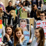 19.5.2016 Kielce. Juwenalia w pełni, studenci przeszli w barwnym korowodzie ulicami Kielc. / Wojciech Habdas / Radio Kielce