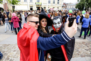 19.5.2016 Kielce. Juwenalia w pełni, studenci przeszli w barwnym korowodzie ulicami Kielc. / Wojciech Habdas / Radio Kielce