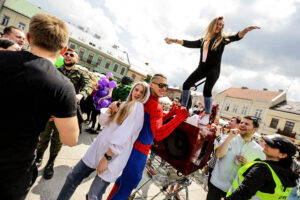 19.5.2016 Kielce. Juwenalia w pełni, studenci przeszli w barwnym korowodzie ulicami Kielc. / Wojciech Habdas / Radio Kielce