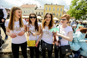 19.5.2016 Kielce. Juwenalia w pełni, studenci przeszli w barwnym korowodzie ulicami Kielc. / Wojciech Habdas / Radio Kielce