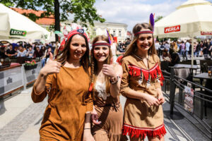 19.5.2016 Kielce. Juwenalia w pełni, studenci przeszli w barwnym korowodzie ulicami Kielc. / Wojciech Habdas / Radio Kielce