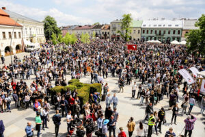 19.5.2016 Kielce. Juwenalia w pełni, studenci przeszli w barwnym korowodzie ulicami Kielc. / Wojciech Habdas / Radio Kielce