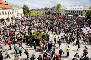 19.5.2016 Kielce. Juwenalia w pełni, studenci przeszli w barwnym korowodzie ulicami Kielc. / Wojciech Habdas / Radio Kielce