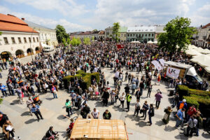 19.5.2016 Kielce. Juwenalia w pełni, studenci przeszli w barwnym korowodzie ulicami Kielc. / Wojciech Habdas / Radio Kielce