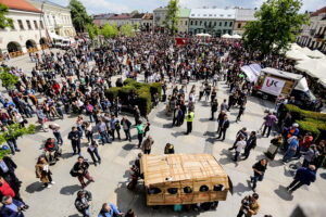 19.5.2016 Kielce. Juwenalia w pełni, studenci przeszli w barwnym korowodzie ulicami Kielc. / Wojciech Habdas / Radio Kielce