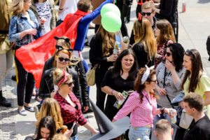 19.5.2016 Kielce. Juwenalia w pełni, studenci przeszli w barwnym korowodzie ulicami Kielc. / Wojciech Habdas / Radio Kielce