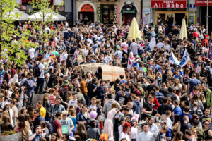 19.5.2016 Kielce. Juwenalia w pełni, studenci przeszli w barwnym korowodzie ulicami Kielc. / Wojciech Habdas / Radio Kielce