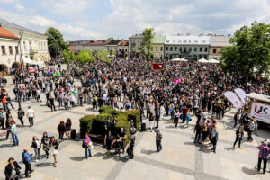 19.5.2016 Kielce. Juwenalia w pełni, studenci przeszli w barwnym korowodzie ulicami Kielc. / Wojciech Habdas / Radio Kielce