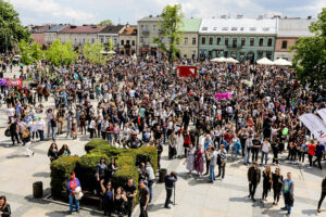 19.5.2016 Kielce. Juwenalia w pełni, studenci przeszli w barwnym korowodzie ulicami Kielc. / Wojciech Habdas / Radio Kielce