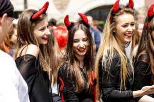 19.5.2016 Kielce. Juwenalia w pełni, studenci przeszli w barwnym korowodzie ulicami Kielc. / Wojciech Habdas / Radio Kielce