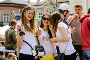 19.5.2016 Kielce. Juwenalia w pełni, studenci przeszli w barwnym korowodzie ulicami Kielc. / Wojciech Habdas / Radio Kielce