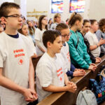 20.5.2016 Kielce. Uroczystą mszą świętą rozpoczęło się w Kielcach spotkanie Szkolnych Kół Caritas. / Wojciech Habdas / Radio Kielce