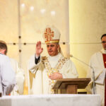 20.5.2016 Kielce. Uroczystą mszą świętą rozpoczęło się w Kielcach spotkanie Szkolnych Kół Caritas. / Wojciech Habdas / Radio Kielce