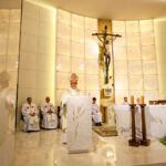 20.5.2016 Kielce. Uroczystą mszą świętą rozpoczęło się w Kielcach spotkanie Szkolnych Kół Caritas. / Wojciech Habdas / Radio Kielce