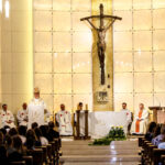 20.5.2016 Kielce. Uroczystą mszą świętą rozpoczęło się w Kielcach spotkanie Szkolnych Kół Caritas. / Wojciech Habdas / Radio Kielce