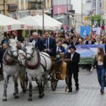 20.05.2016. Przemarsz uczniów szkół noszących imię Henryka Sienkiewicza / Wojciech Habdas / Radio Kielce