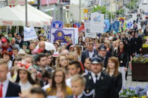 20.05.2016. Przemarsz uczniów szkół noszących imię Henryka Sienkiewicza / Wojciech Habdas / Radio Kielce