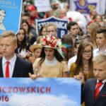 20.05.2016. Przemarsz uczniów szkół noszących imię Henryka Sienkiewicza / Wojciech Habdas / Radio Kielce