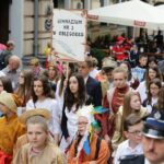 20.05.2016. Przemarsz uczniów szkół noszących imię Henryka Sienkiewicza / Wojciech Habdas / Radio Kielce