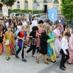 20.05.2016. Przemarsz uczniów szkół noszących imię Henryka Sienkiewicza / Wojciech Habdas / Radio Kielce