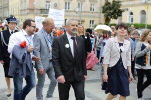 20.05.2016. Przemarsz uczniów szkół noszących imię Henryka Sienkiewicza / Wojciech Habdas / Radio Kielce