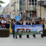 20.05.2016. Przemarsz uczniów szkół noszących imię Henryka Sienkiewicza / Wojciech Habdas / Radio Kielce