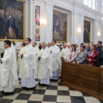 22.5.2016 Św. Krzyż. Msza św. celebrowana przez biskupa sandomierskiego Nitkiewicza i złożenie kwiatów pod figurą św. Emeryka / Wojciech Habdas / Radio Kielce