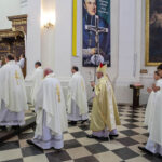 22.5.2016 Św. Krzyż. Msza św. celebrowana przez biskupa sandomierskiego Nitkiewicza i złożenie kwiatów pod figurą św. Emeryka / Wojciech Habdas / Radio Kielce