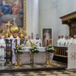 22.5.2016 Św. Krzyż. Msza św. celebrowana przez biskupa sandomierskiego Nitkiewicza i złożenie kwiatów pod figurą św. Emeryka / Wojciech Habdas / Radio Kielce