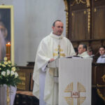 22.5.2016 Św. Krzyż. Msza św. celebrowana przez biskupa sandomierskiego Nitkiewicza i złożenie kwiatów pod figurą św. Emeryka / Wojciech Habdas / Radio Kielce