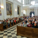 22.5.2016 Św. Krzyż. Msza św. celebrowana przez biskupa sandomierskiego Nitkiewicza i złożenie kwiatów pod figurą św. Emeryka / Wojciech Habdas / Radio Kielce