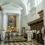 22.5.2016 Św. Krzyż. Msza św. celebrowana przez biskupa sandomierskiego Nitkiewicza i złożenie kwiatów pod figurą św. Emeryka / Wojciech Habdas / Radio Kielce