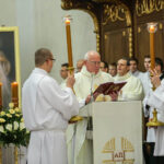 22.5.2016 Św. Krzyż. Msza św. celebrowana przez biskupa sandomierskiego Nitkiewicza i złożenie kwiatów pod figurą św. Emeryka / Wojciech Habdas / Radio Kielce