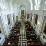 22.5.2016 Św. Krzyż. Msza św. celebrowana przez biskupa sandomierskiego Nitkiewicza i złożenie kwiatów pod figurą św. Emeryka / Wojciech Habdas / Radio Kielce