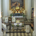 22.5.2016 Św. Krzyż. Msza św. celebrowana przez biskupa sandomierskiego Nitkiewicza i złożenie kwiatów pod figurą św. Emeryka / Wojciech Habdas / Radio Kielce