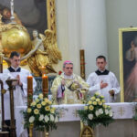 22.5.2016 Św. Krzyż. Msza św. celebrowana przez biskupa sandomierskiego Nitkiewicza i złożenie kwiatów pod figurą św. Emeryka / Wojciech Habdas / Radio Kielce