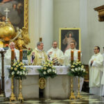 22.5.2016 Św. Krzyż. Msza św. celebrowana przez biskupa sandomierskiego Nitkiewicza i złożenie kwiatów pod figurą św. Emeryka / Wojciech Habdas / Radio Kielce