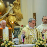 22.5.2016 Św. Krzyż. Msza św. celebrowana przez biskupa sandomierskiego Nitkiewicza i złożenie kwiatów pod figurą św. Emeryka / Wojciech Habdas / Radio Kielce