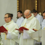 22.5.2016 Św. Krzyż. Msza św. celebrowana przez biskupa sandomierskiego Nitkiewicza i złożenie kwiatów pod figurą św. Emeryka / Wojciech Habdas / Radio Kielce