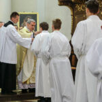 22.5.2016 Św. Krzyż. Msza św. celebrowana przez biskupa sandomierskiego Nitkiewicza i złożenie kwiatów pod figurą św. Emeryka / Wojciech Habdas / Radio Kielce