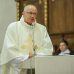 22.5.2016 Św. Krzyż. Msza św. celebrowana przez biskupa sandomierskiego Nitkiewicza i złożenie kwiatów pod figurą św. Emeryka / Wojciech Habdas / Radio Kielce