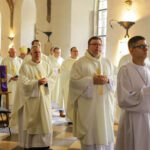 22.5.2016 Św. Krzyż. Msza św. celebrowana przez biskupa sandomierskiego Nitkiewicza i złożenie kwiatów pod figurą św. Emeryka / Wojciech Habdas / Radio Kielce