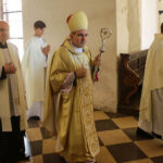 22.5.2016 Św. Krzyż. Msza św. celebrowana przez biskupa sandomierskiego Nitkiewicza i złożenie kwiatów pod figurą św. Emeryka / Wojciech Habdas / Radio Kielce