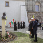 22.5.2016 Św. Krzyż. Msza św. celebrowana przez biskupa sandomierskiego Nitkiewicza i złożenie kwiatów pod figurą św. Emeryka / Wojciech Habdas / Radio Kielce