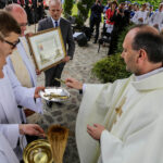 22.5.2016 Św. Krzyż. Uroczystości jubileuszowe Ojców Oblatów. Alfreda i Mirosław Rubakowie z Bielin otrzymali Krzyże Oblackie / Wojciech Habdas / Radio Kielce