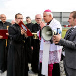 22.5.2016 Milanowska Wólka. Poświęcenie ronda im. Misjonarzy Oblatów Maryi Niepokalanej w Milanowskiej Wólce k. Nowej Słupi / Wojciech Habdas / Radio Kielce